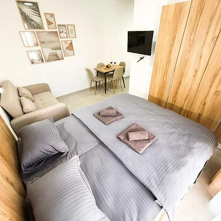 Studio 1082 *